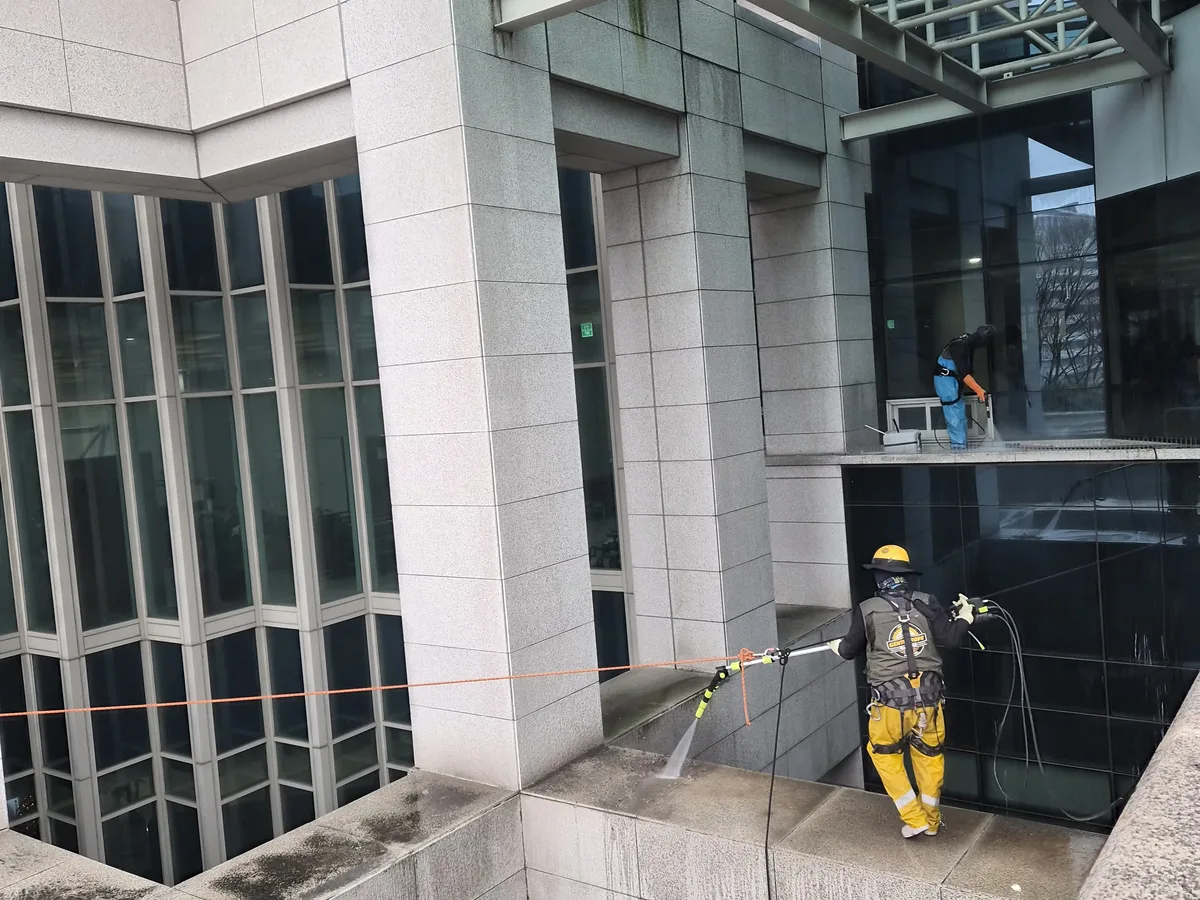 검단구 대곡동 상가건물 옥상 파라펫 장비 주변 정밀 위생청소 사례 - 행진크린