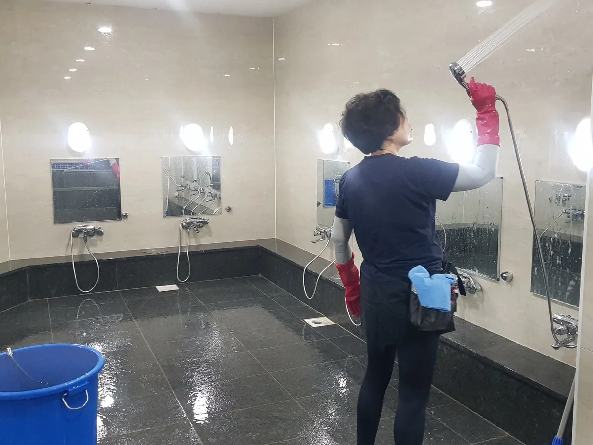 검단구 불로동 목욕탕 탈의실·파우더룸 바닥 위생청소 사례 - 행진크린